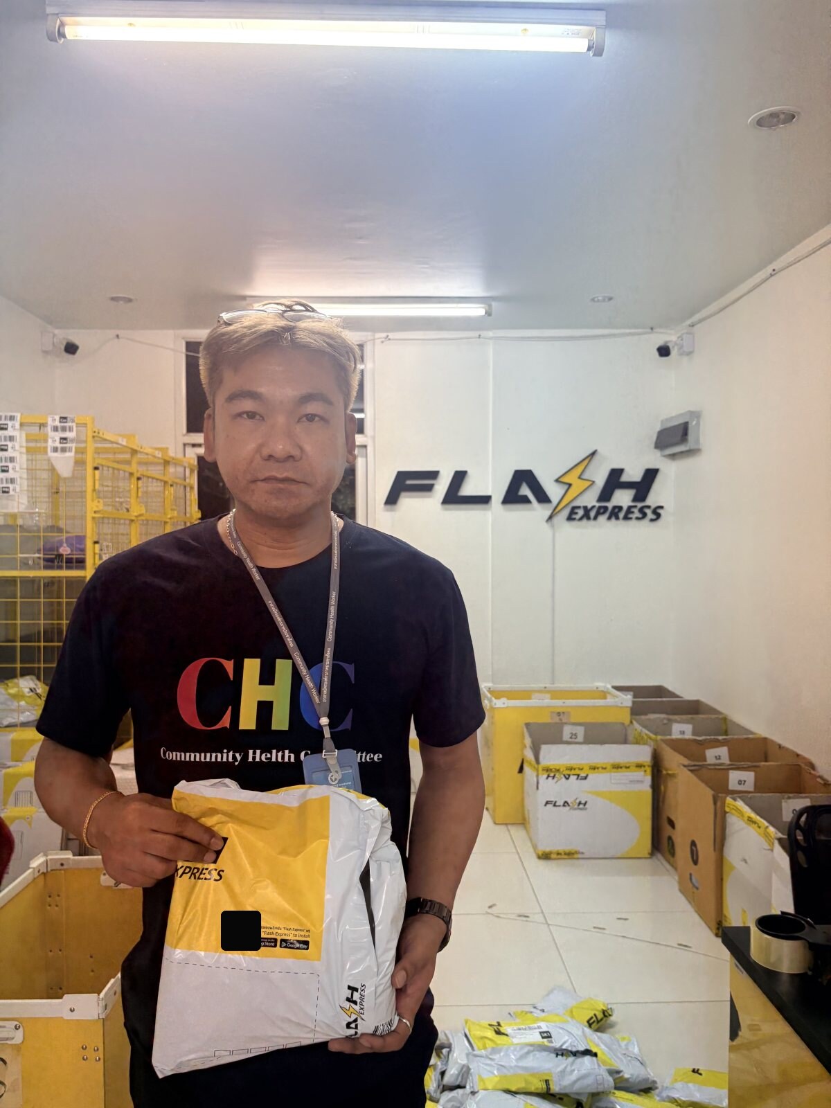 เจ้าหน้าที่ CHC ถือพัสดุชุดตรวจ HIV ที่เตรียมส่งให้ผู้รับบริการ