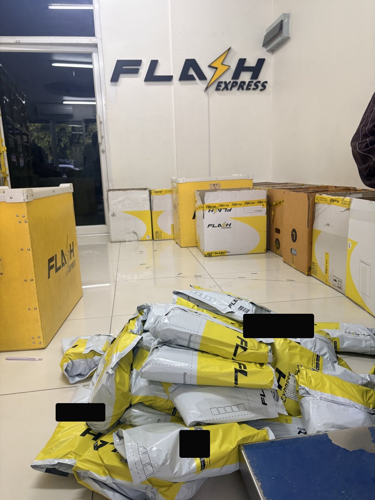 พัสดุชุดตรวจ HIV และอุปกรณ์ป้องกันของโครงการรอจัดส่งผ่าน Flash Express